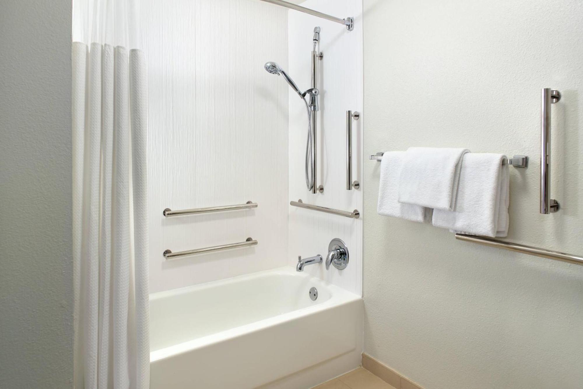 Courtyard By Marriott Greensboro Exterior photo