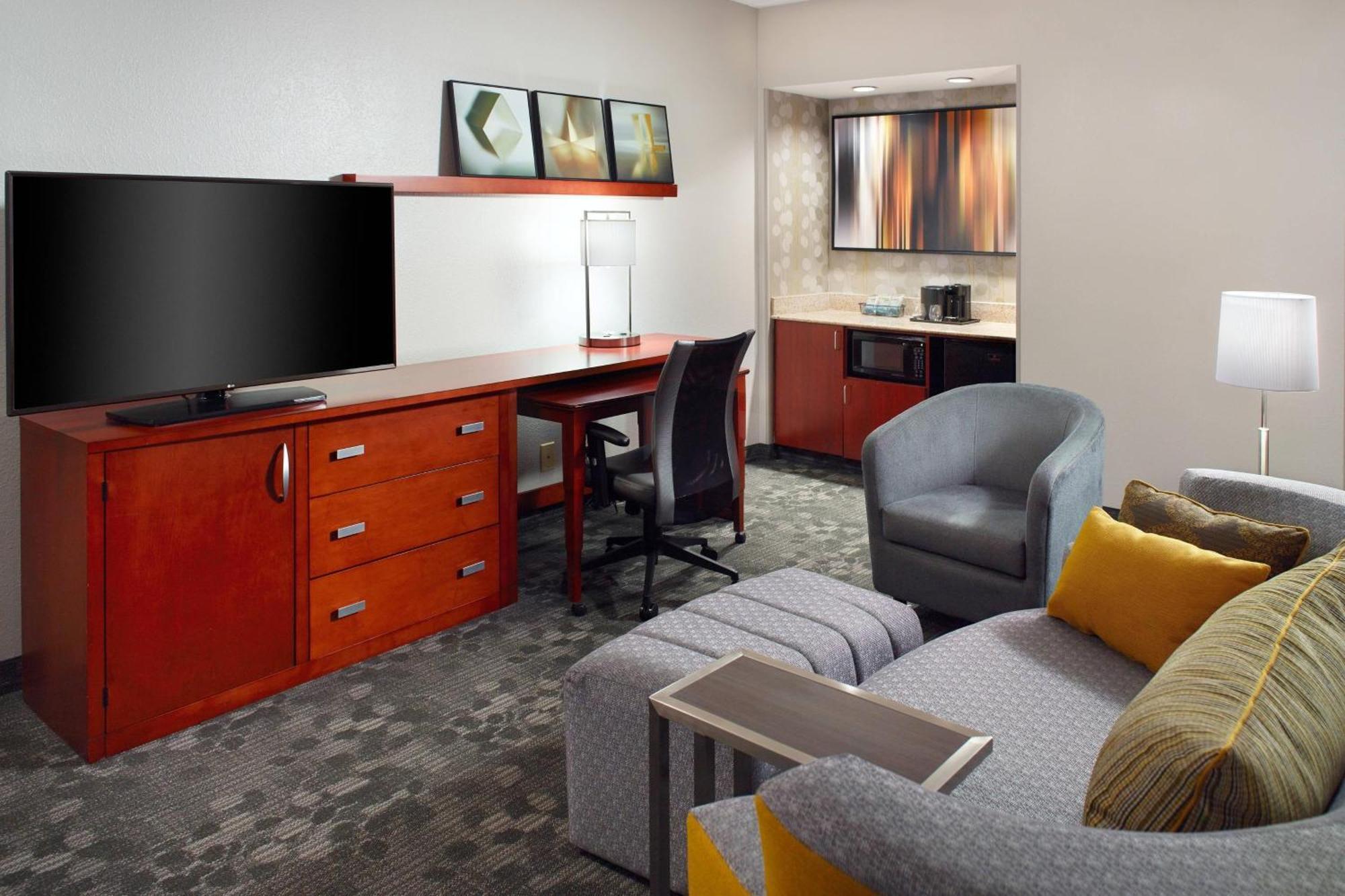 Courtyard By Marriott Greensboro Exterior photo