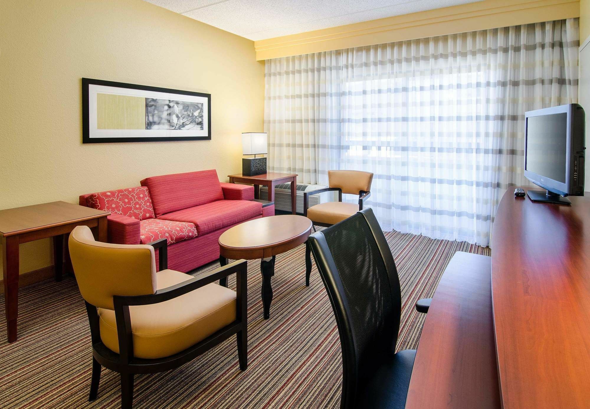 Courtyard By Marriott Greensboro Exterior photo